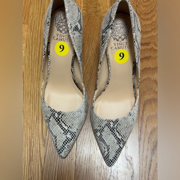 Size 9 Vince Camuto snakeskin 4” heels - Picture 1 of 13